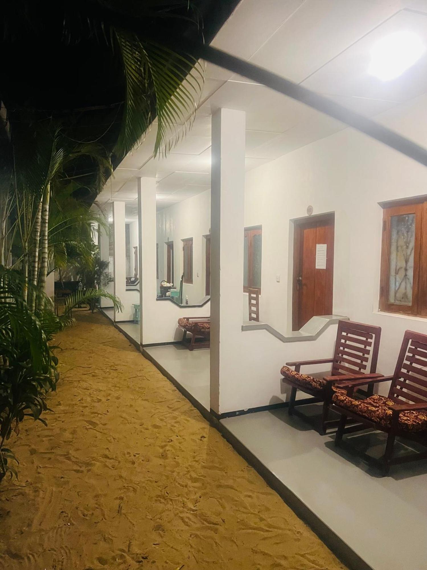 Moxy Bay Arugambay Hotel Arugam Bay Buitenkant foto